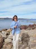 Détail blazer bleu Azuré Maison Aona col et boutons