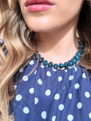 Collier perles bleu pétrole Aura Maison Aona vue de face