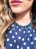 Collier perles bleu pétrole Aura Maison Aona porté