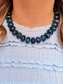Zoom collier bleu pétrole Aura Maison Aona
