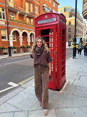 Jean large motif léopard porté de face avec taille classique et jambe large