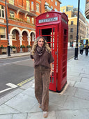 Jean wide leg léopard porté de face style moderne