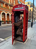 Jean large à motif léopard vu de face, taille classique et coupe fluide