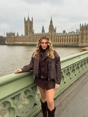 Veste marron à pois blancs Westminster vue de face sous un autre angle, col montant et fermeture zip