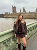 Veste marron à pois blancs Westminster vue de profil, style bomber avec col montant et boutons pression